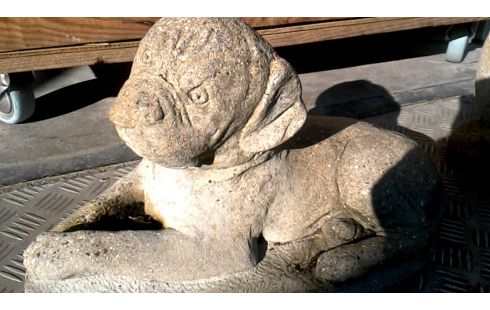 TUINBEELD BETON HOND