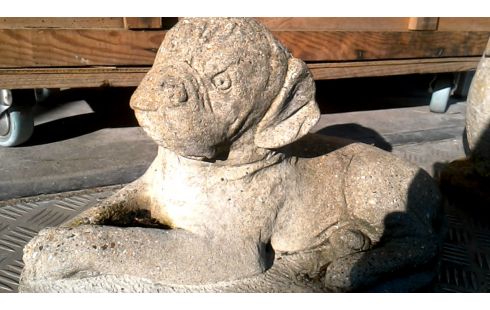 TUINBEELD BETON HOND