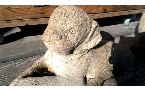 TUINBEELD BETON HOND