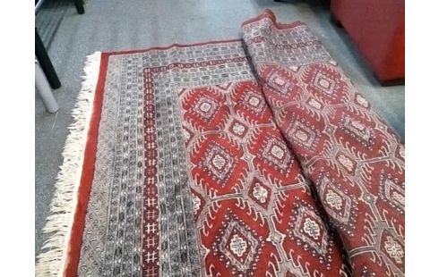 TAPIS MOTIF ROUGE