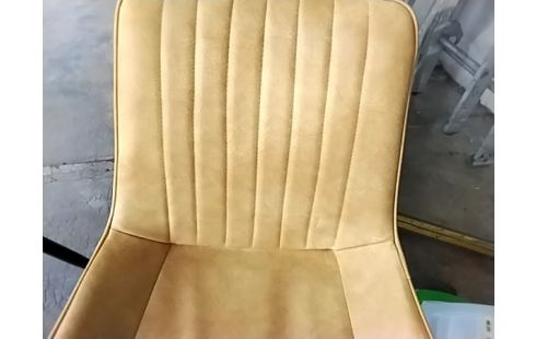 CHAISE MODERNE ABÎMÉE