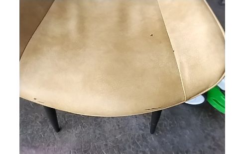 CHAISE MODERNE ABÎMÉE