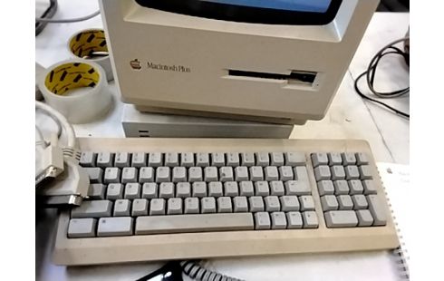 ORDINATEUR  MACINTOSH PLUS FONCTIONNEL + CLAVIER SOURIS IMPRIMANTE ET NOTICE