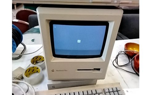 ORDINATEUR  MACINTOSH PLUS FONCTIONNEL + CLAVIER SOURIS IMPRIMANTE ET NOTICE