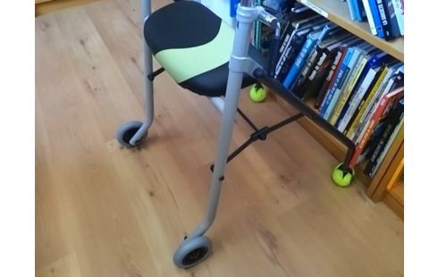 DEAMBULATEUR GRIS ET NOIR