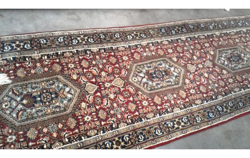 TEPPICH HANDGEKNÖPFT ROT MET GRÜN