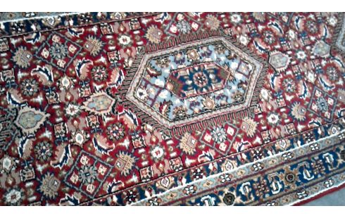 TEPPICH HANDGEKNÖPFT ROT MET GRÜN