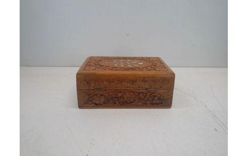 DOOS MET STEEKWERK IN HOUT