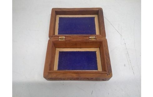 DOOS MET STEEKWERK IN HOUT