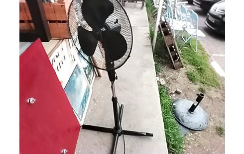 VENTILATEUR SUR PIED .