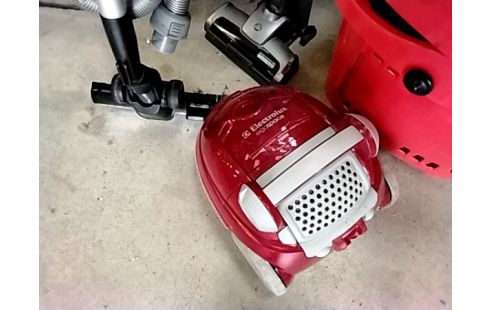 ASPIRATEUR ELECTROLUX + TUYAU RSV2