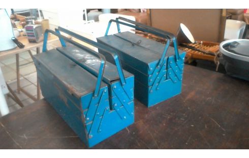 BOITE A OUTILS  EN  L'  ETAT    L' UNE