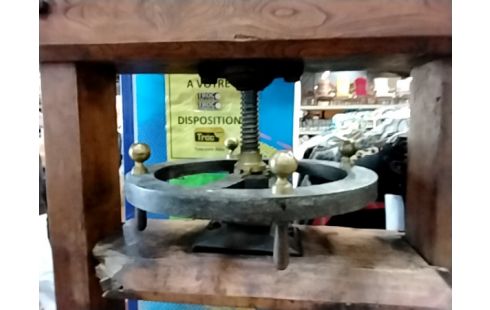 PRESSE DE RELIEUR 19 ÈME SIECLE