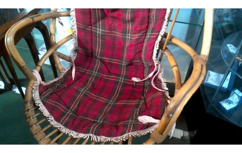 STUHL IM VINTAGE-STIL RATTAN