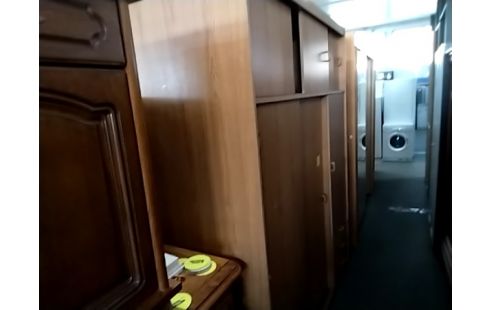 ARMOIRE MODERNE PORTES COULISSANTES ET TIRROIRS .