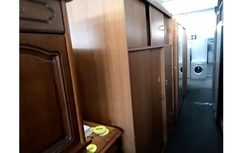 ARMOIRE MODERNE PORTES COULISSANTES ET TIRROIRS .