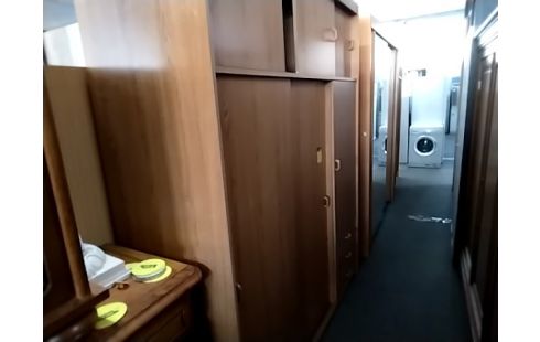 ARMOIRE MODERNE PORTES COULISSANTES ET TIRROIRS .