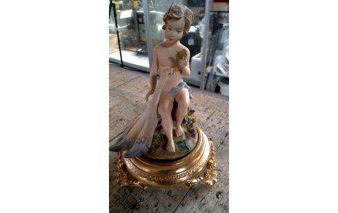 BEELDJE JONGEN MET GANZ