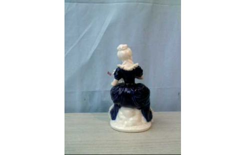 FIGUR PORZELLAN FRAU MIT HARVE