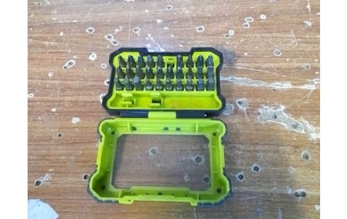 BOITE A EMBOUTS (MANQUE 1)