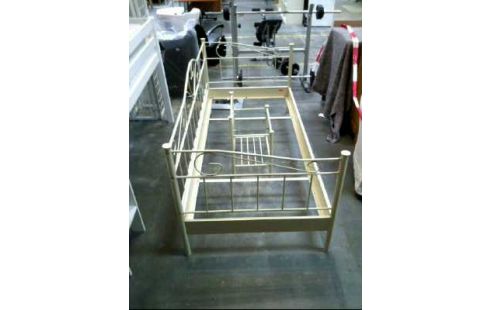 BETTGESTELL CREMEF. M.