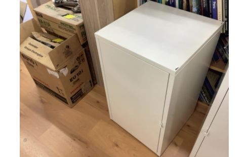 MEUBLE BLANC METALLIQUE 76X45X45