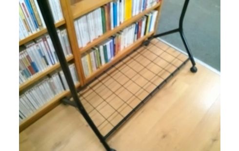 PORTANT VETEMENTS SUR ROULETTES