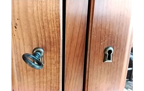 VAISSELIER ST PIN MASSIF + CLEF  SERRURE HS