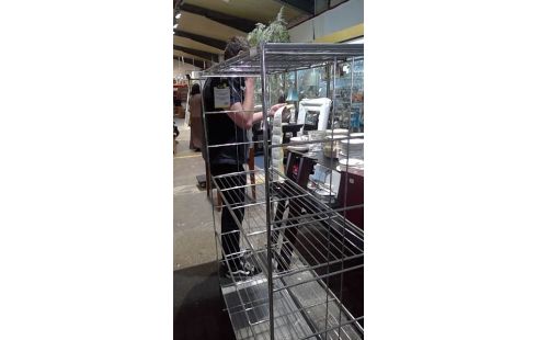 ESTANTE DE ARREGLO METÁLICO