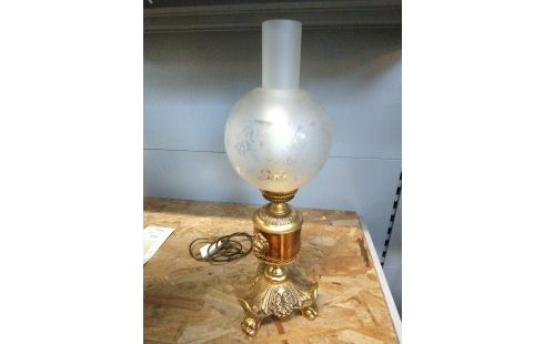 LAMPE PIED GRIFFE DE LION