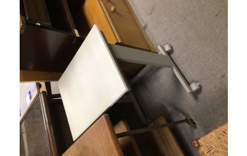 TABLE D APPOINT SUR ROULETTES GRISE