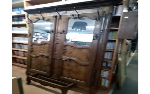 VESTIAIRE MONTÉ SUR PORTES ANCIENNE