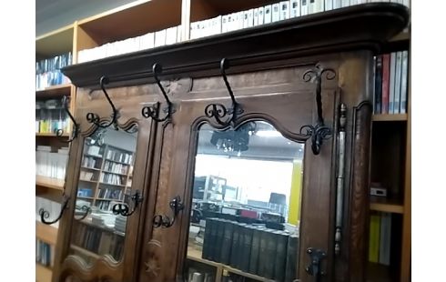 VESTIAIRE MONTÉ SUR PORTES ANCIENNE