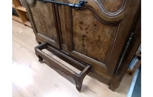 VESTIAIRE MONTÉ SUR PORTES ANCIENNE