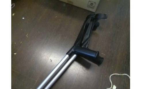 PAIRE DE BEQUILLES .