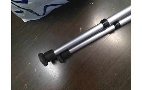 PAIRE DE BEQUILLES .