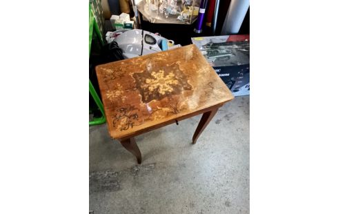 TABLE PM MARQUETERIE À RESTAURER + CLÉ