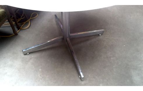 TISCH RUND WEISS IM VINTAGE-STIL CHROM