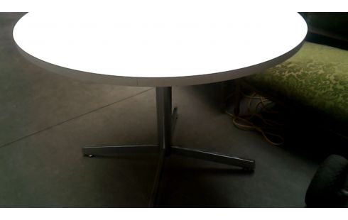 TISCH RUND WEISS IM VINTAGE-STIL CHROM