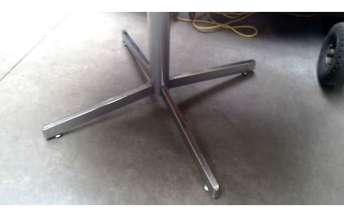 TISCH RUND WEISS IM VINTAGE-STIL CHROM