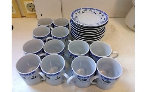 LOT DE TASSES A CAFE AVEC SOUCOUPES