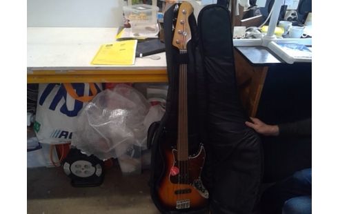 BASGITAAR FENDER SQUIER INDONESISCH