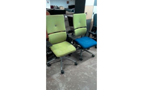 KANTOORFAUTEUIL IN DE STAAT