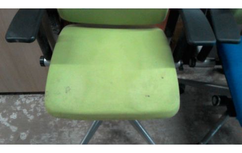 KANTOORFAUTEUIL IN DE STAAT