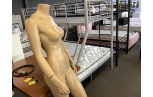 MANNEQUIN FEMME ABÎMÉ