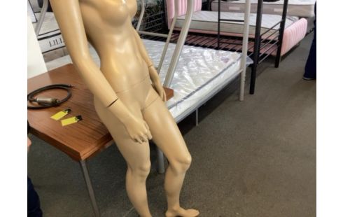 MANNEQUIN FEMME ABÎMÉ