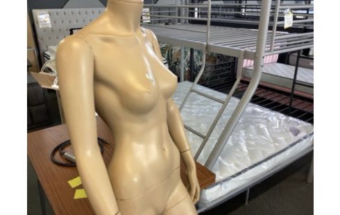 MANNEQUIN FEMME ABÎMÉ
