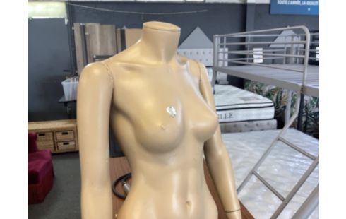 MANNEQUIN FEMME ABÎMÉ