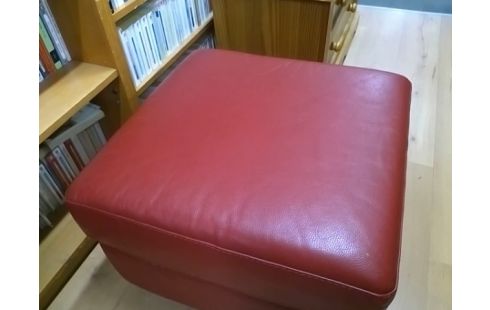 POUF CUIR ROUGE POLTREONESOFA