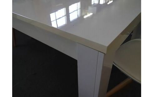 TABLE BLANCHE 100X180 (QLQS TACHES)